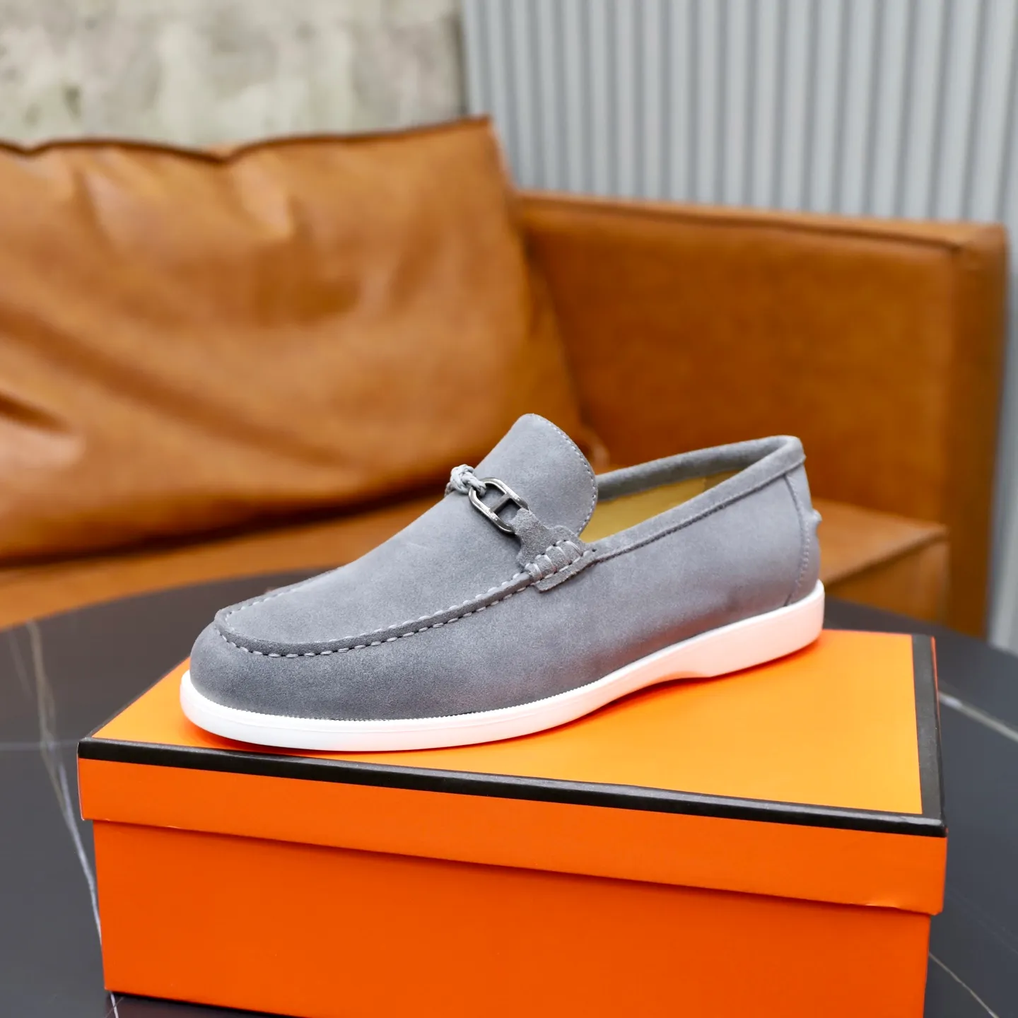 Ex-factory price: 540💰Hermès/Hermès slip-on men's shoes. This shoe is made of imported cow suede leather, with simple and smooth lines, and a 3CM rubber foam ultra-light sole combined with aerodynamic design! Youthful and fashionable, H button decoration, contrasting leather embellishment on the heel, calf lining to gently wrap your feet, with embossed logo cowhide feet, leather rock strips, casual and urban style, highlighting youthful vitality, sports and leisure version, super versatile Size number: 38-39-40-41-42-43-44 Standard leather shoe size (45 can be customized but does not support returns)
